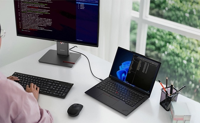 Ordinateur portable Lenovo ThinkPad E14 Gen 7 (14" Intel) offrant une connectivité et un couplage des périphériques en toute simplicité pour travailler sans interruption.