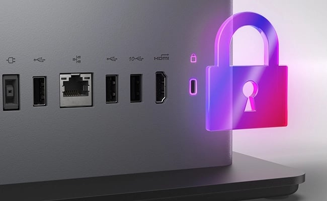 Vue arrière, montrant plusieurs ports, d’un ordinateur de bureau moderne, le Lenovo ThinkCentre Neo 50a Gen 5 (27 pouces Intel).
