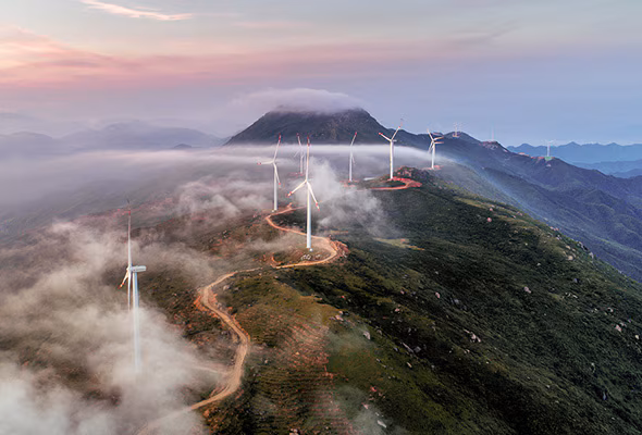 Ces éoliennes placées sur un sommet de montage brumeux témoignent de l’engagement de Lenovo en faveur de la technologie durable et de la nécessité de réduire tout effet néfaste sur la planète.