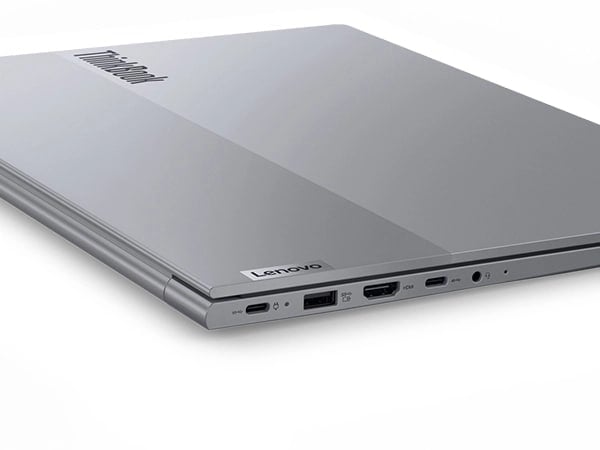 Gros plan du capot supérieur à deux tons du portable Lenovo ThinkBook 16 Gen 7, montrant également les ports gauches.
