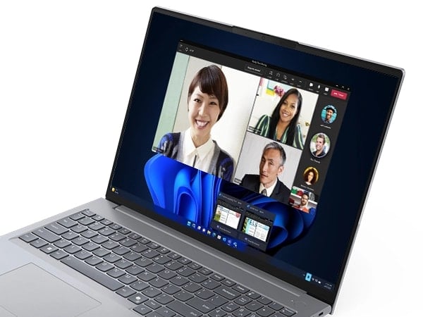 Gros plan de l'écran avec un appel de conférence vidéo sur le portable Lenovo ThinkBook 16 Gen 7.