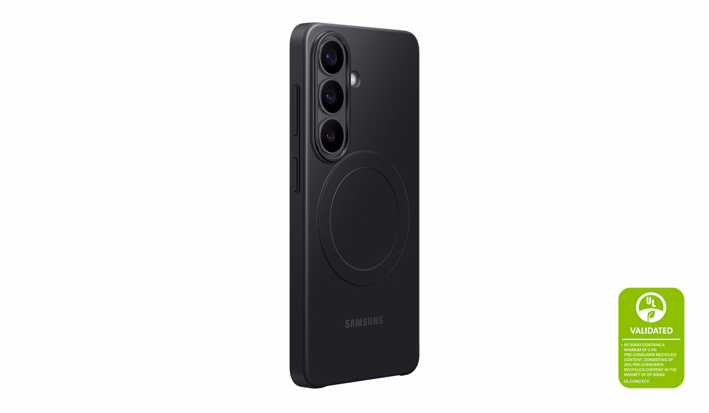 Vue arrière d’un Galaxy&nbsp;S26 en position verticale légèrement inclinée dans une coque magnétique fine noire, mettant en valeur la protection fine de la coque. Une marque de validation de la déclaration environnementale UL est présentée «&nbsp;VALIDÉ PAR UL. L’EF-SS942 CONTIENT AU MOINS 2,4&nbsp;% DE MATÉRIAUX RECYCLÉS AVANT CONSOMMATION, DONT 26&nbsp;% DE MATÉRIAUX RECYCLÉS AVANT CONSOMMATION DANS L’AIMANT DE L’EF-SS942. UL.COM/ECV&nbsp;».