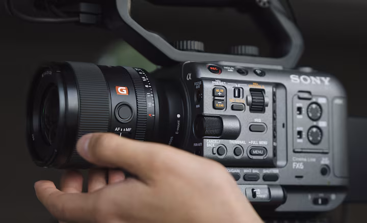 Gros plan de la caméra FX6 utilisée pour filmer