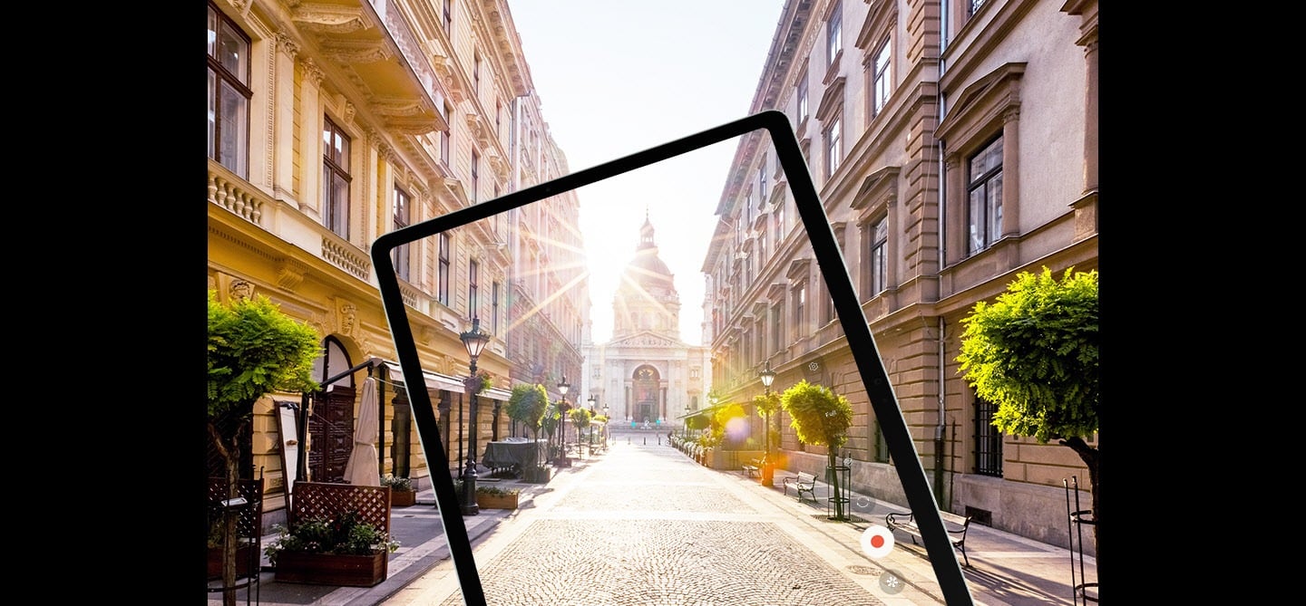 UN ÉCRAN LUMINEUX, MÊME EN EXTÉRIEUR