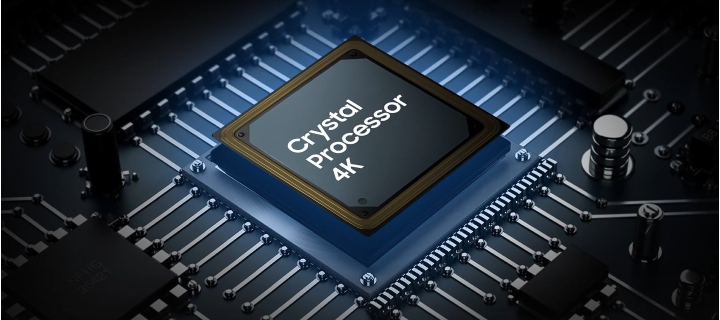 Une puce de processeur Samsung Crystal&nbsp;4K est placée sur la carte mère du téléviseur, entourée de lignes d’alimentation lumineuses.