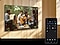 Un smartphone Galaxy affiche le mode Télécommande rapide, qui est utilisé pour augmenter le volume d’un téléviseur proche, montrant une femme jouant de la guitare.