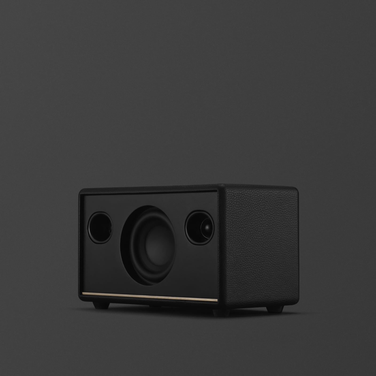 Une enceinte Marshall ACTON III noire sur fond gris.