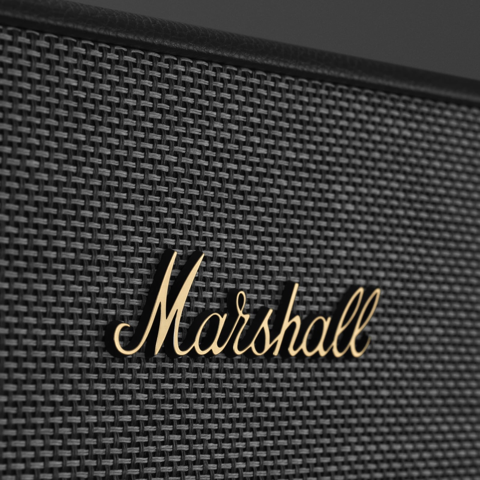 Gros plan sur une enceinte Marshall ACTON III BLACK noire avec le mot Marshall dessus.
