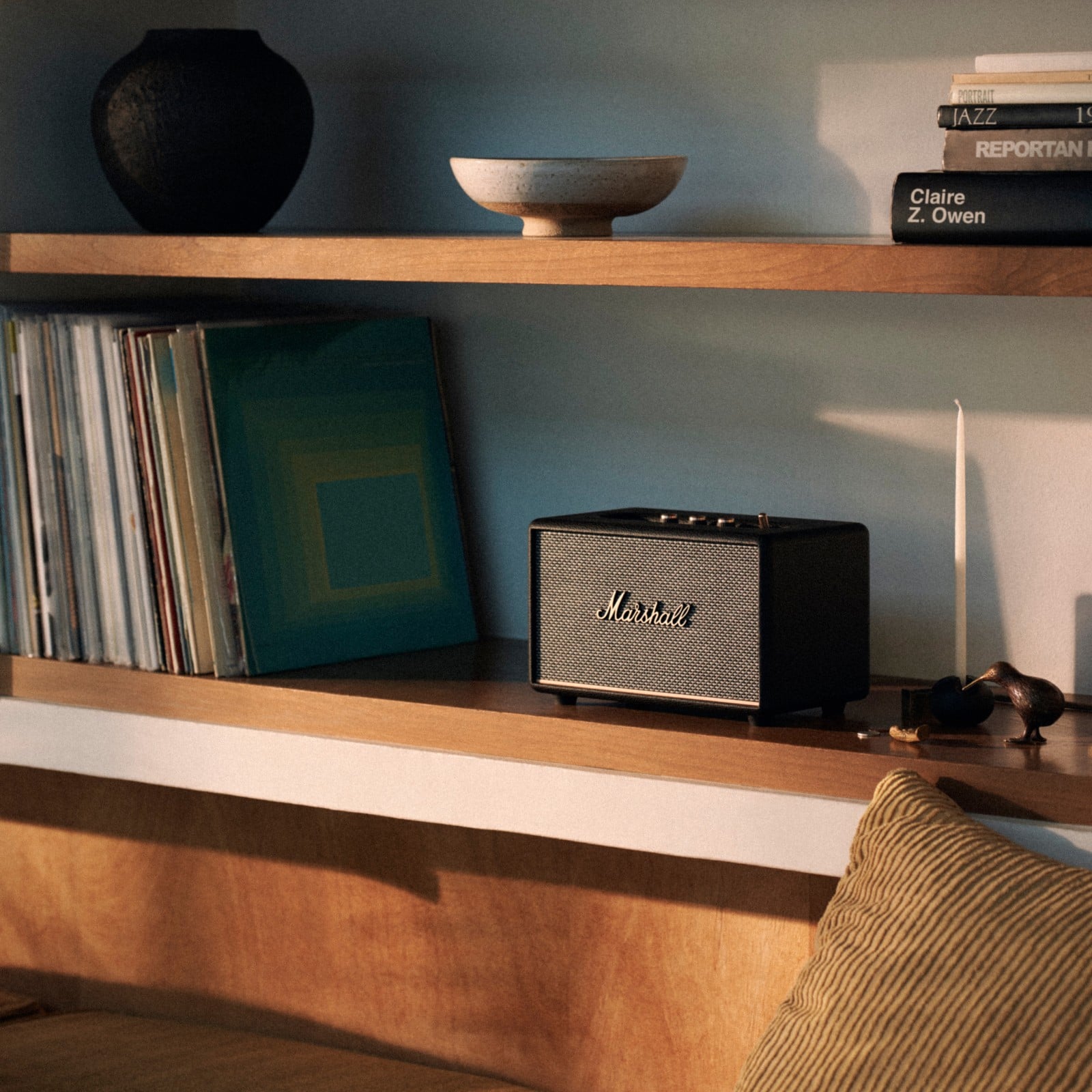 Une enceinte ACTON III BLACK de Marshall est posée sur une étagère dans le salon.