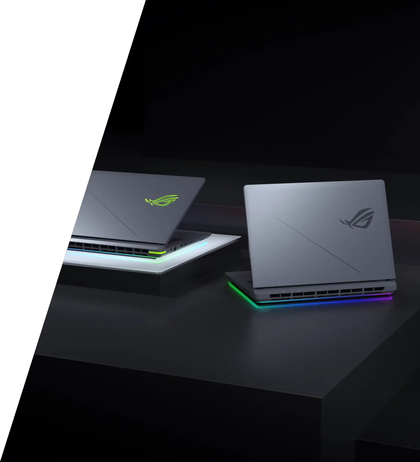 Deux ordinateurs portables ROG Strix sur une table avec les couvercles partiellement ouverts.