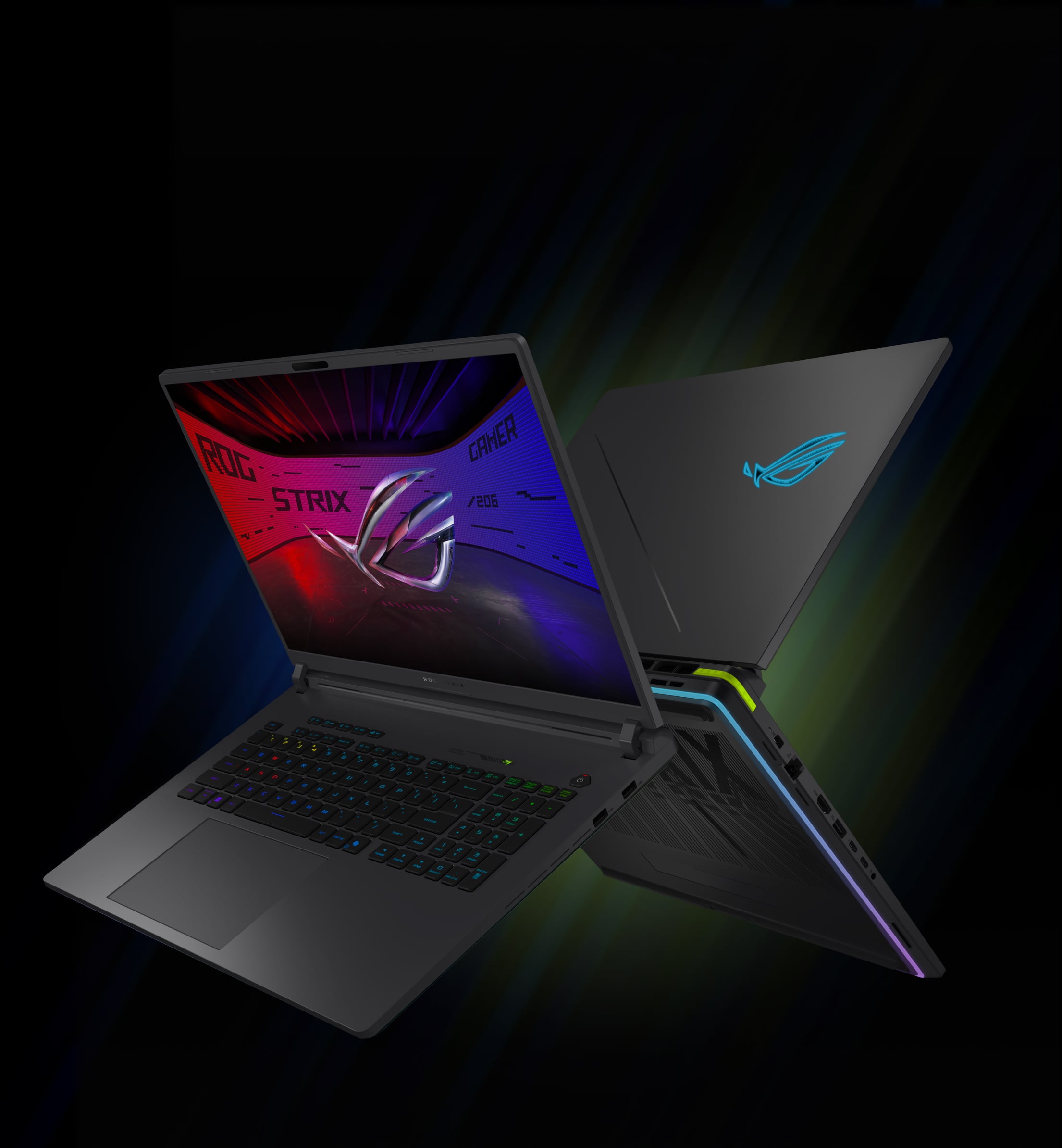Deux ordinateurs portables ROG Strix dos &agrave; dos avec les couvercles ouverts et un logo ROG visible &agrave; l'&eacute;cran, avec le texte Windows Hello au-dessus de la webcam.