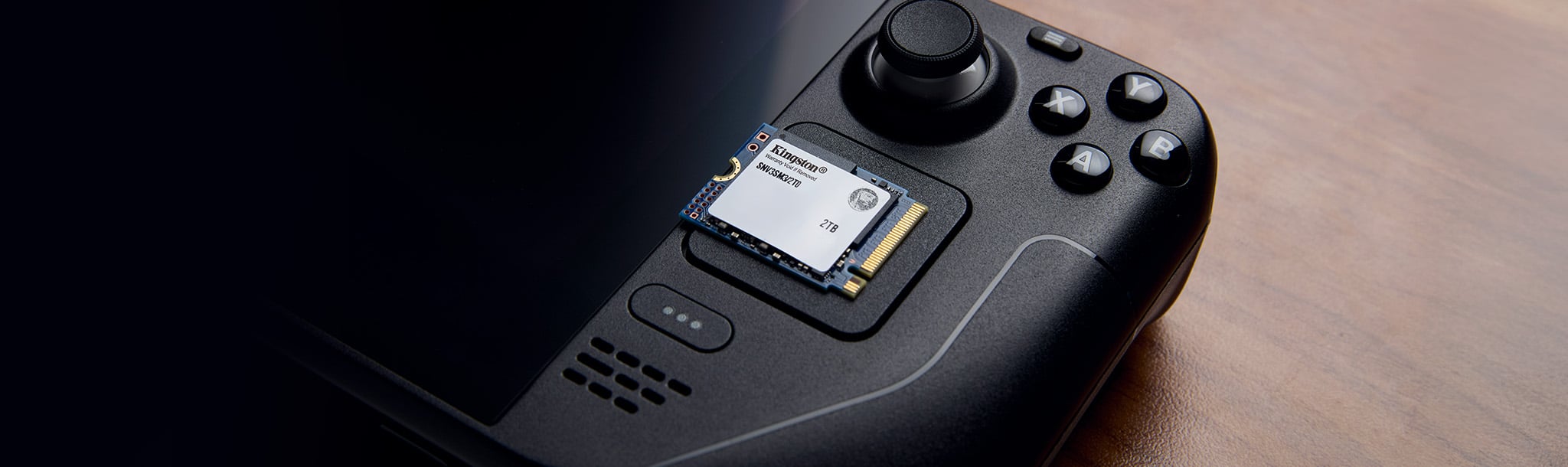 joueur utilisant une console portable équipée d’un NV3 2230