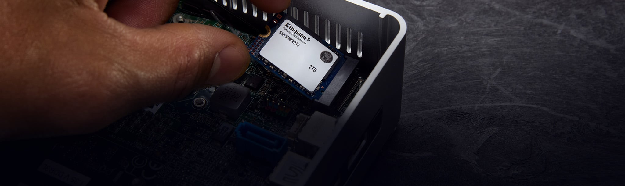 Une main installe un SSD NV3 2230 dans un ordinateur portable ultrafin.