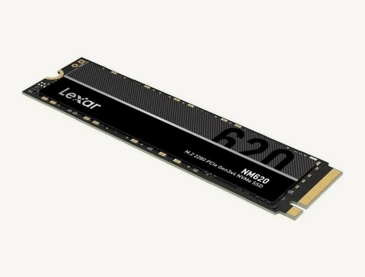 SSD Lexar NM620 au format barrette M.2 2280, étiquette noire et connecteur doré