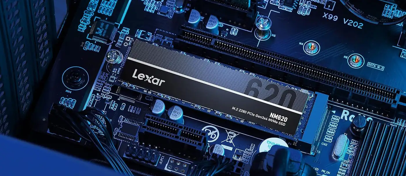 SSD Lexar NM620 installé dans l'emplacement M.2 d'une carte mère