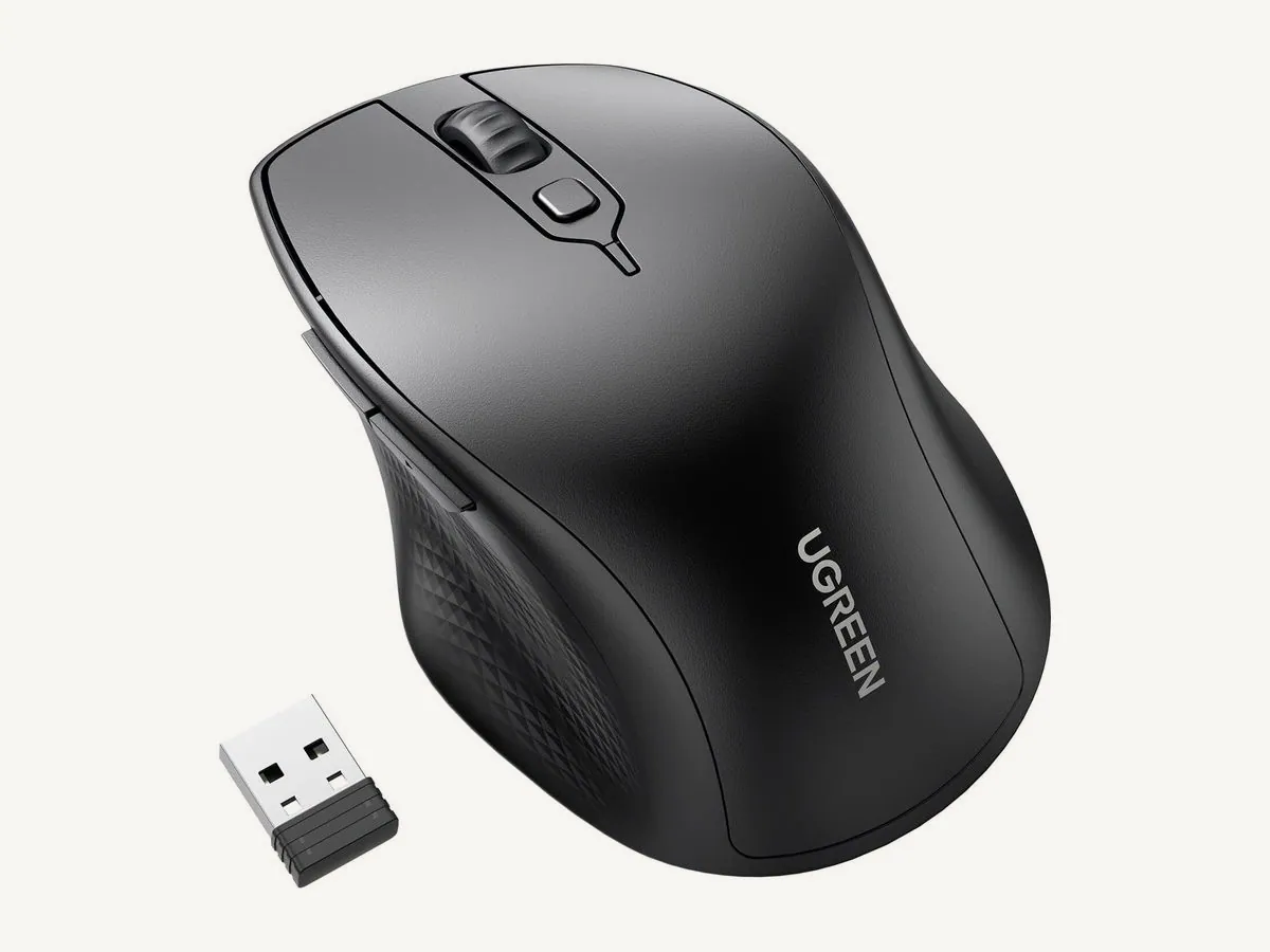 Souris sans fil Ugreen MU101 noire, vue de trois quarts, avec son nano-récepteur USB posé à côté