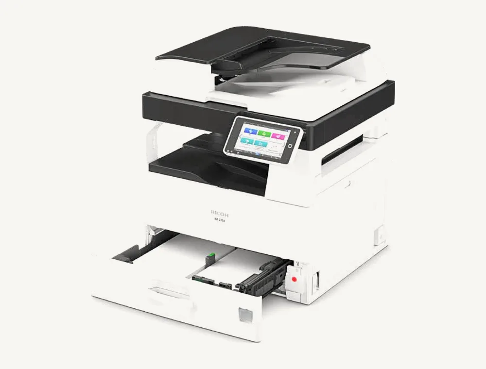 Ricoh IM 2702 بزاوية ثلاثة أرباع، ودرج الورق بسعة 500 ورقة مفتوح مع أدلة المقاس