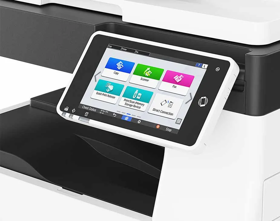 صورة مقربة لشاشة اللمس الملونة مقاس 7 بوصات في Ricoh IM 2702 مع أيقونات النسخ والماسح الضوئي والفاكس وQuick Print Release وDirect Connection