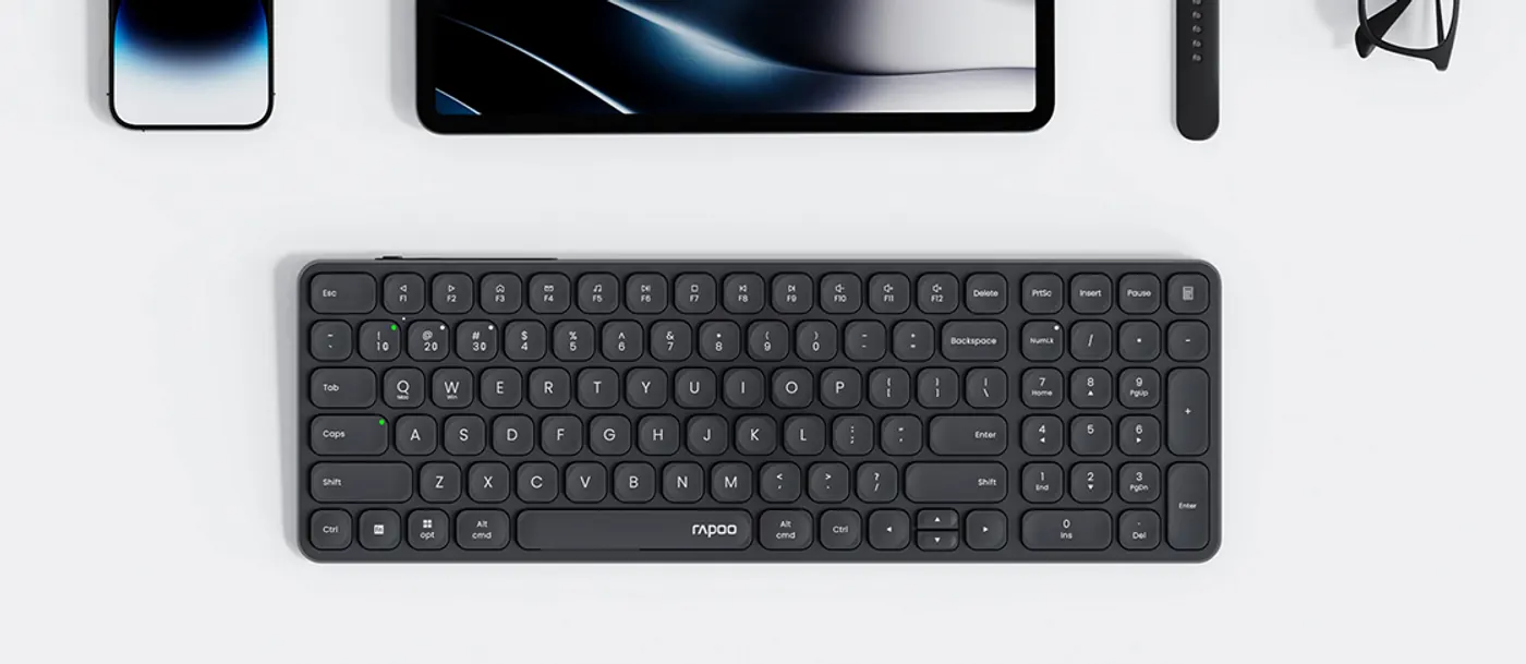 Clavier Rapoo 9320M posé sous un téléphone, une tablette et une montre
