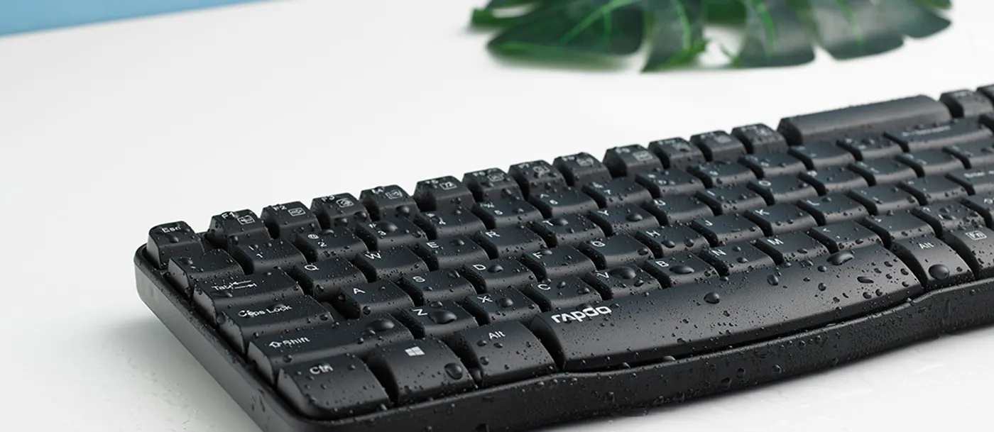 Clavier Rapoo X1800S noir couvert de gouttes d'eau