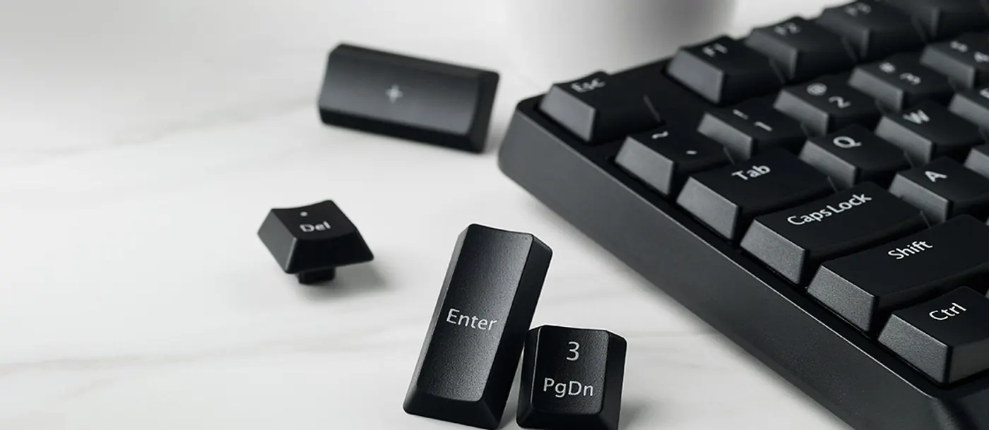 Touches du clavier Rapoo X130PRO gravées au laser, posées à côté du clavier