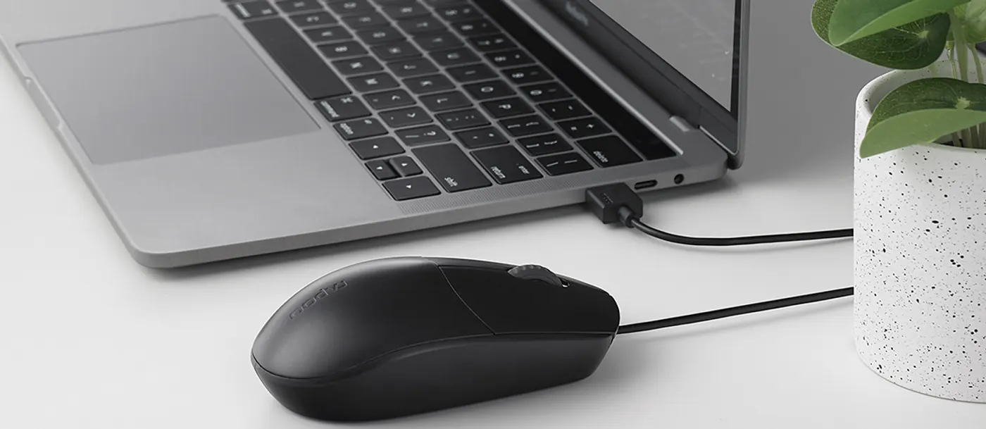 Souris filaire Rapoo N100 noire branchée à un ordinateur portable
