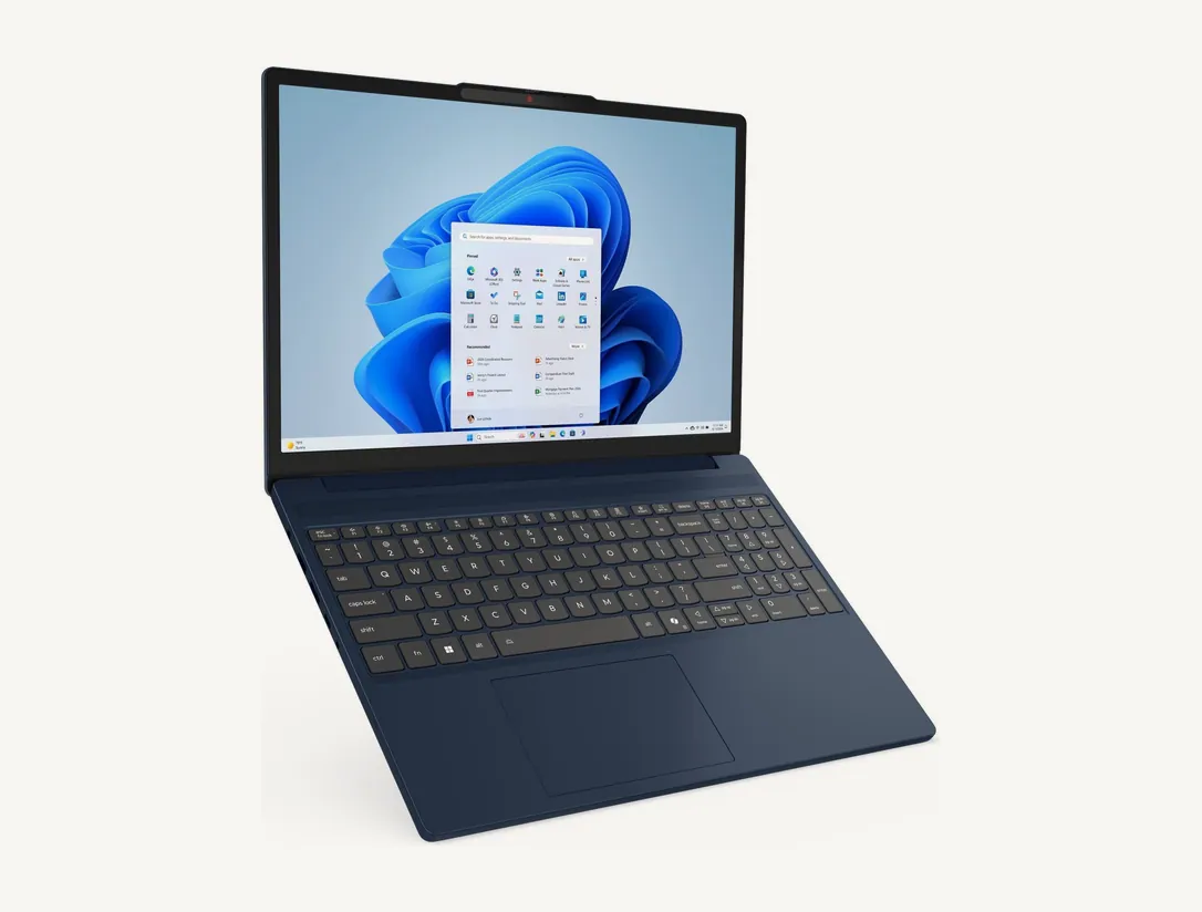 Lenovo IdeaPad Slim 3 15IRH10 ouvert de trois quarts, écran Windows 11 et clavier AZERTY, coloris Cosmic Blue