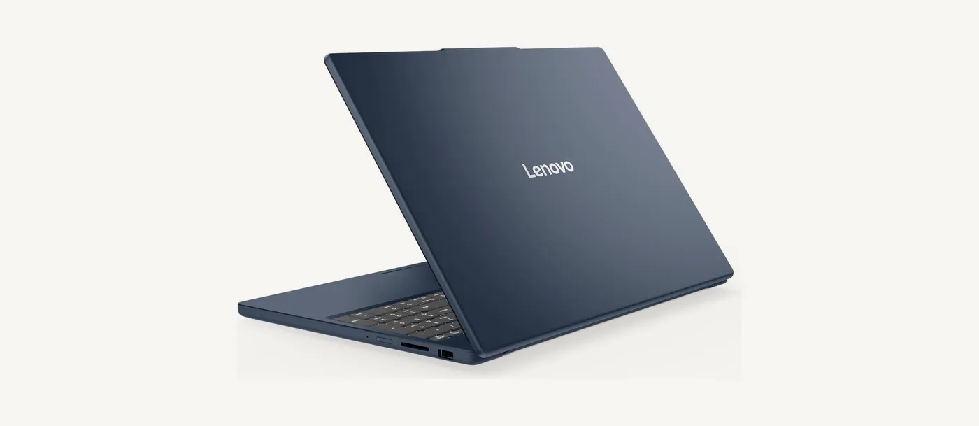 Tranche droite du Lenovo IdeaPad Slim 3 15IRH10 : lecteur de carte SD et port USB-A