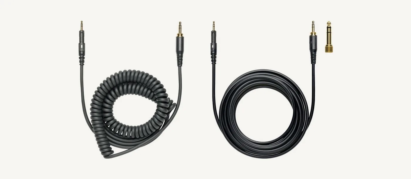 كابلا ATH-M40x القابلان للفصل: لولبي من 1.2 إلى 3 أمتار ومستقيم بطول 3 أمتار، مع محول القابس اللولبي 6.35 مم