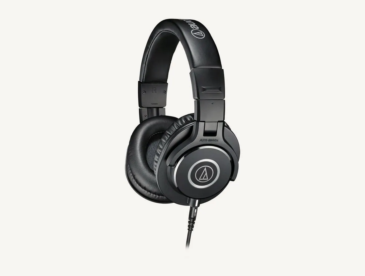 سماعة Audio-Technica ATH-M40x من زاوية ثلاثة أرباع، بأكواب أذن مغلقة وكابل قابل للفصل
