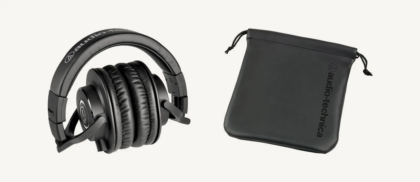 سماعة ATH-M40x مطوية على نفسها إلى جانب حقيبة النقل من Audio-Technica