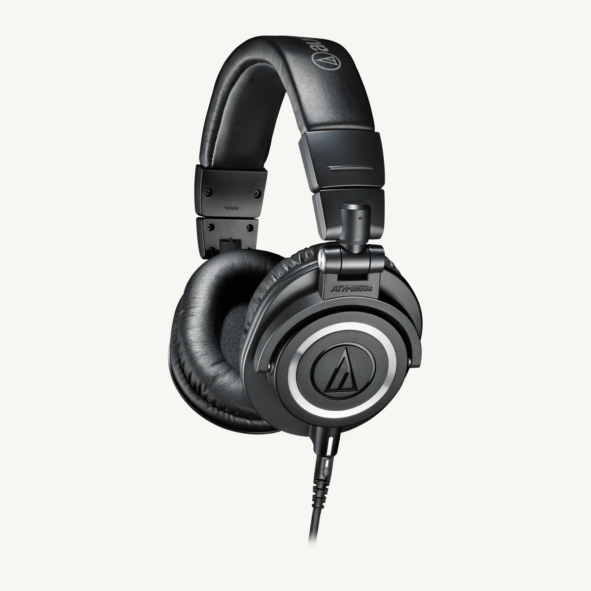 Casque Audio-Technica ATH-M50X vu de trois quarts, câble droit branché sur la coupelle gauche