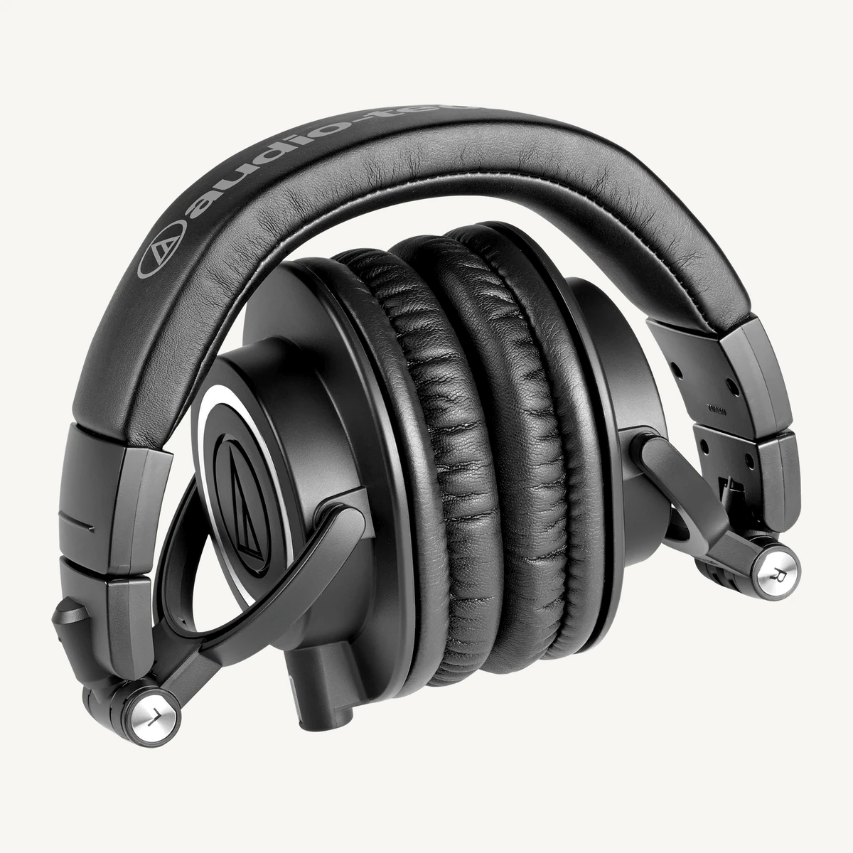 ATH-M50X replié à plat, arceau rétracté et coupelles rabattues vers l'intérieur