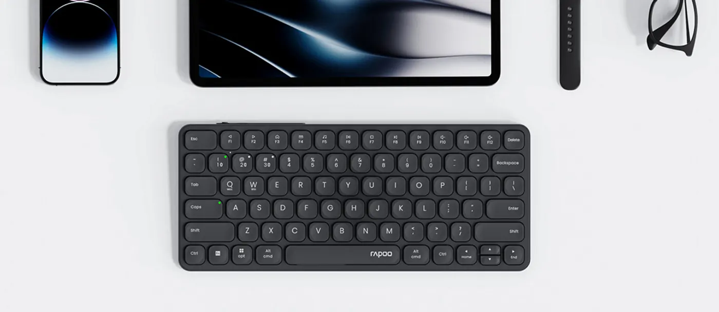 Clavier Rapoo E9050L posé sous un téléphone, une tablette et une montre