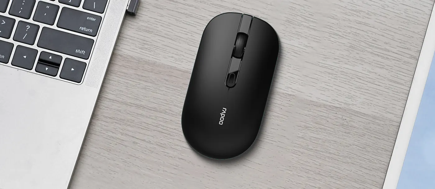 Souris Rapoo B30 Silent noire à côté d'un ordinateur portable