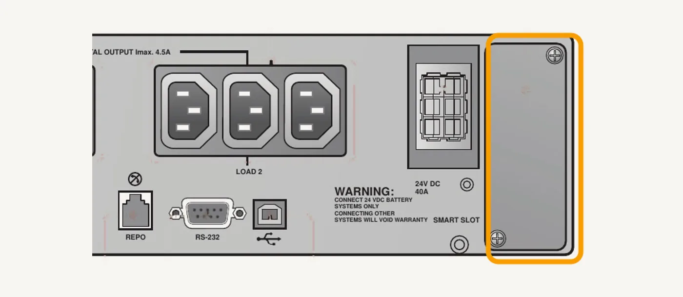 Face arrière d'un onduleur Delta Amplon RT 1 kVA, l'emplacement Smart encadré en jaune à droite des ports REPO, RS-232 et USB