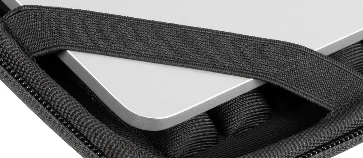 Gros plan d'une sangle élastique d'angle qui maintient le coin d'un ordinateur dans la sacoche Rivacase 5130