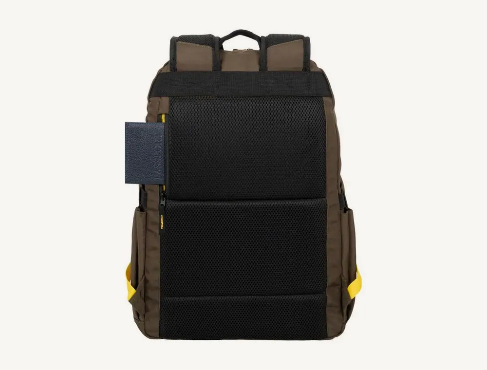 Dos du sac Rivacase 5431 avec un passeport glissé dans la poche dissimulée du panneau dorsal