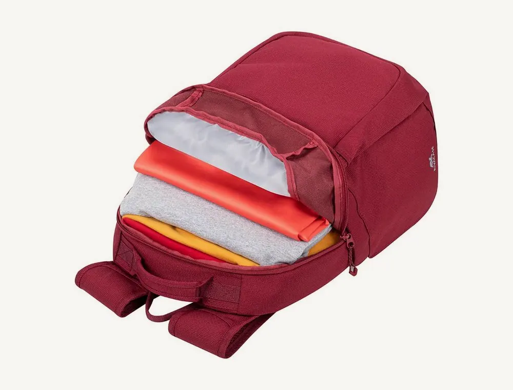 Sac à dos Rivacase Aviva 5432 rouge ouvert, rempli de vêtements pliés