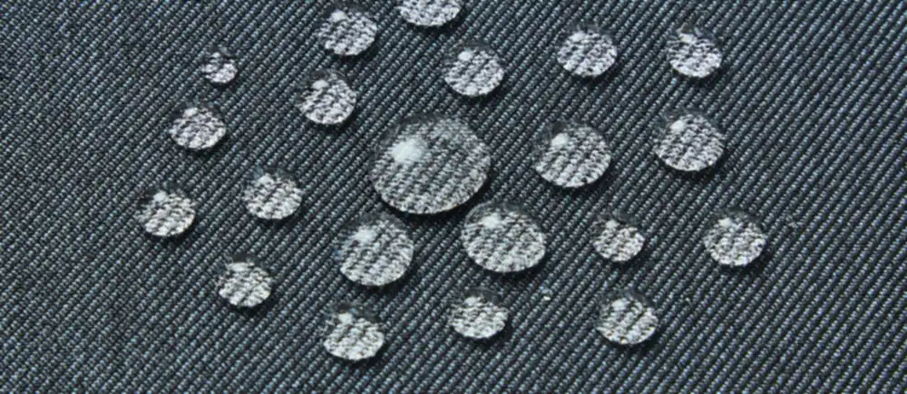Gouttes d'eau perlant sur la toile gris foncé du sac à dos Rivacase 7564