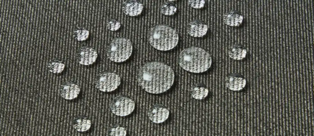 Gouttes d'eau perlant sur la toile kaki du sac à dos Rivacase 7564