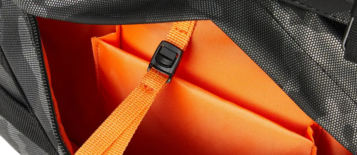 Doublure orange du compartiment avant du sac Rivacase 7621 camouflage gris, sangle à boucle