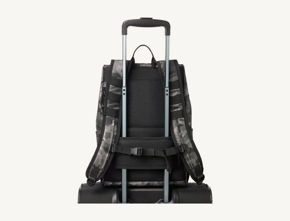 Sac à dos Rivacase 7621 fixé par sa sangle trolley sur la poignée d'une valise à roulettes