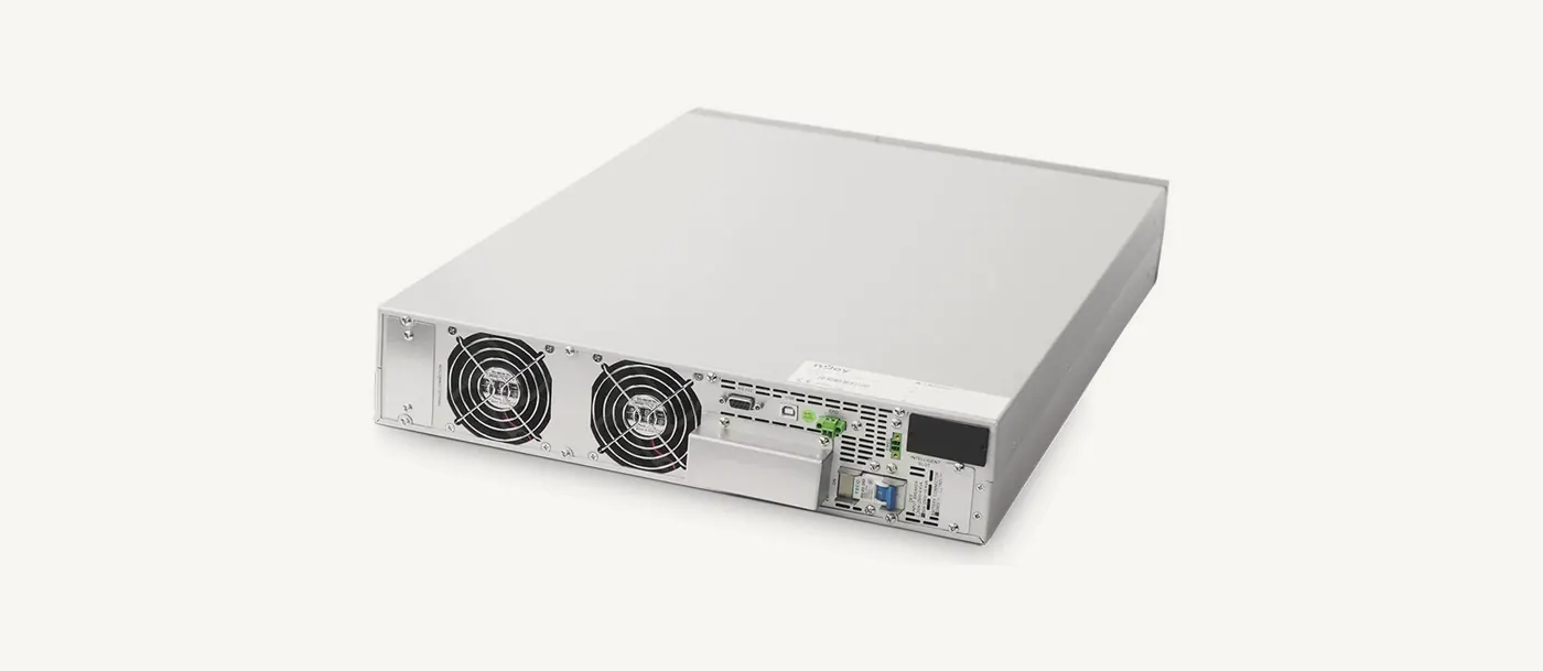 Face arrière du nJoy Balder 6000 en format rack : deux ventilateurs et panneau de raccordement