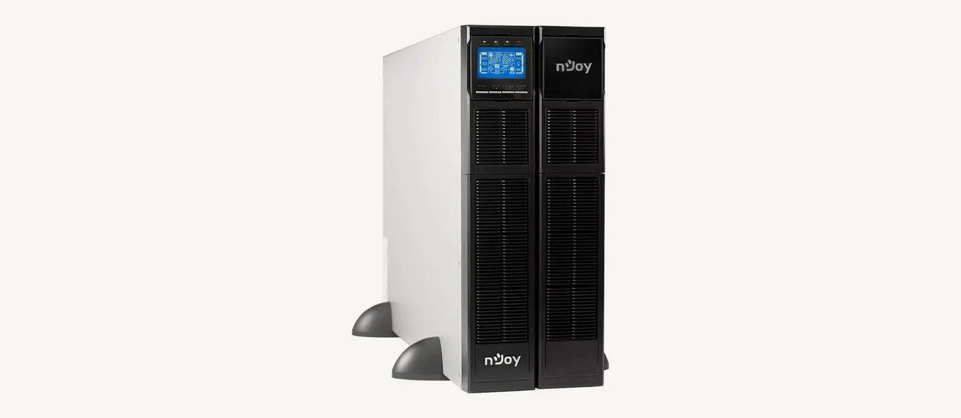 Onduleur nJoy Balder 6000 en tour, accolé à droite à une armoire de batteries Balder 2U de même hauteur