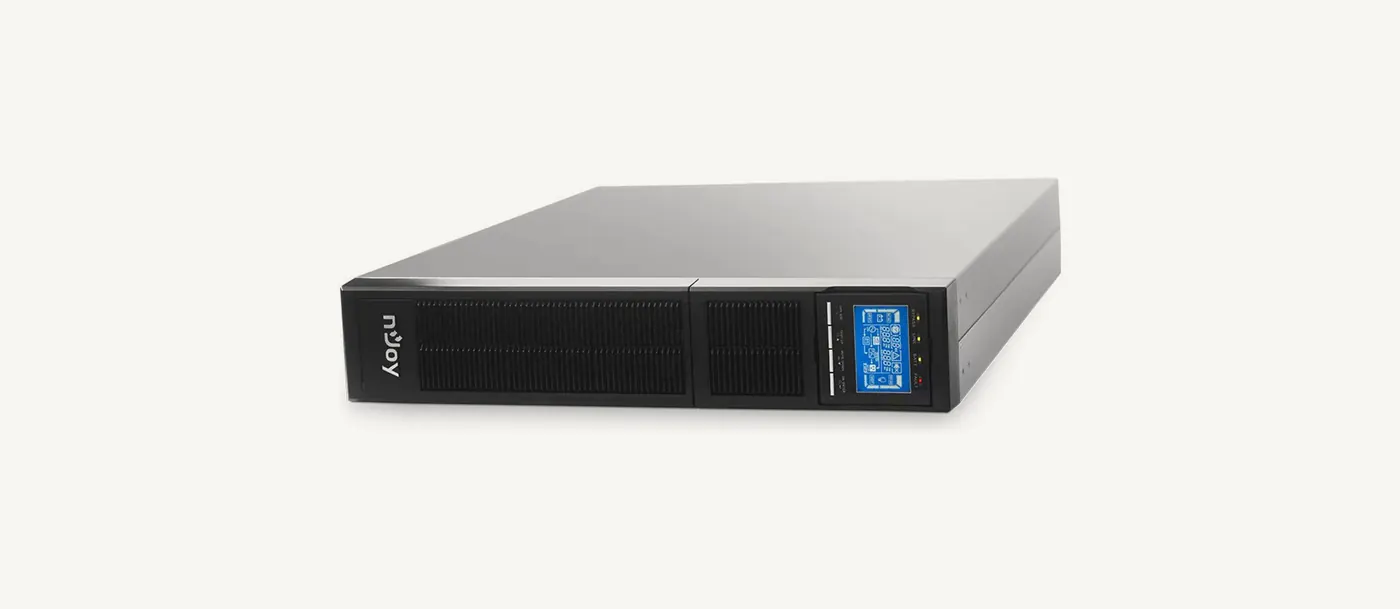 Onduleur nJoy Balder 6000 couché en format rack 2U, écran LCD à droite de la façade