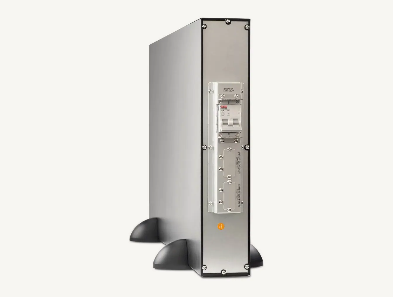 Face de raccordement de l'armoire nJoy Balder 2U posée en tour, avec son disjoncteur et son connecteur de batterie
