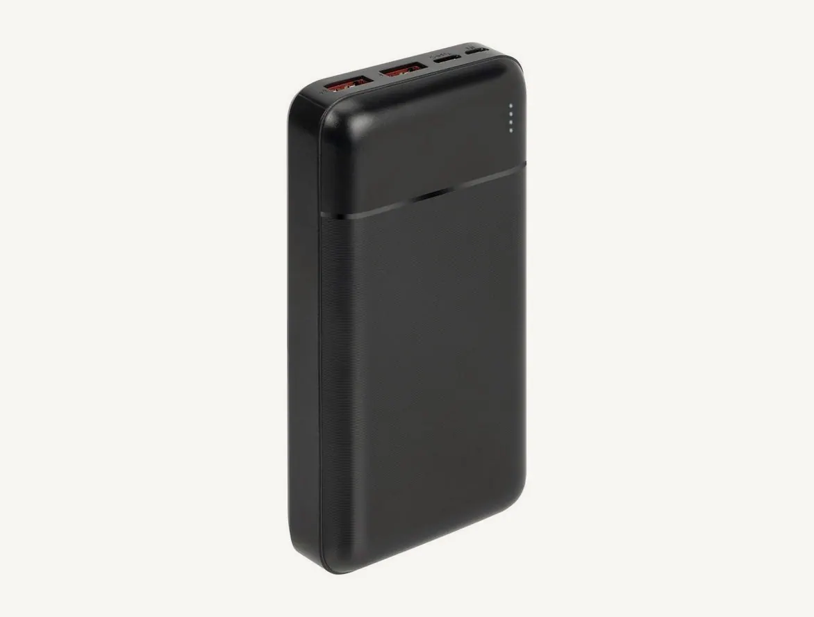 Batterie externe Rivacase VA2102 noire vue de trois quarts, ports rouges sur la tranche