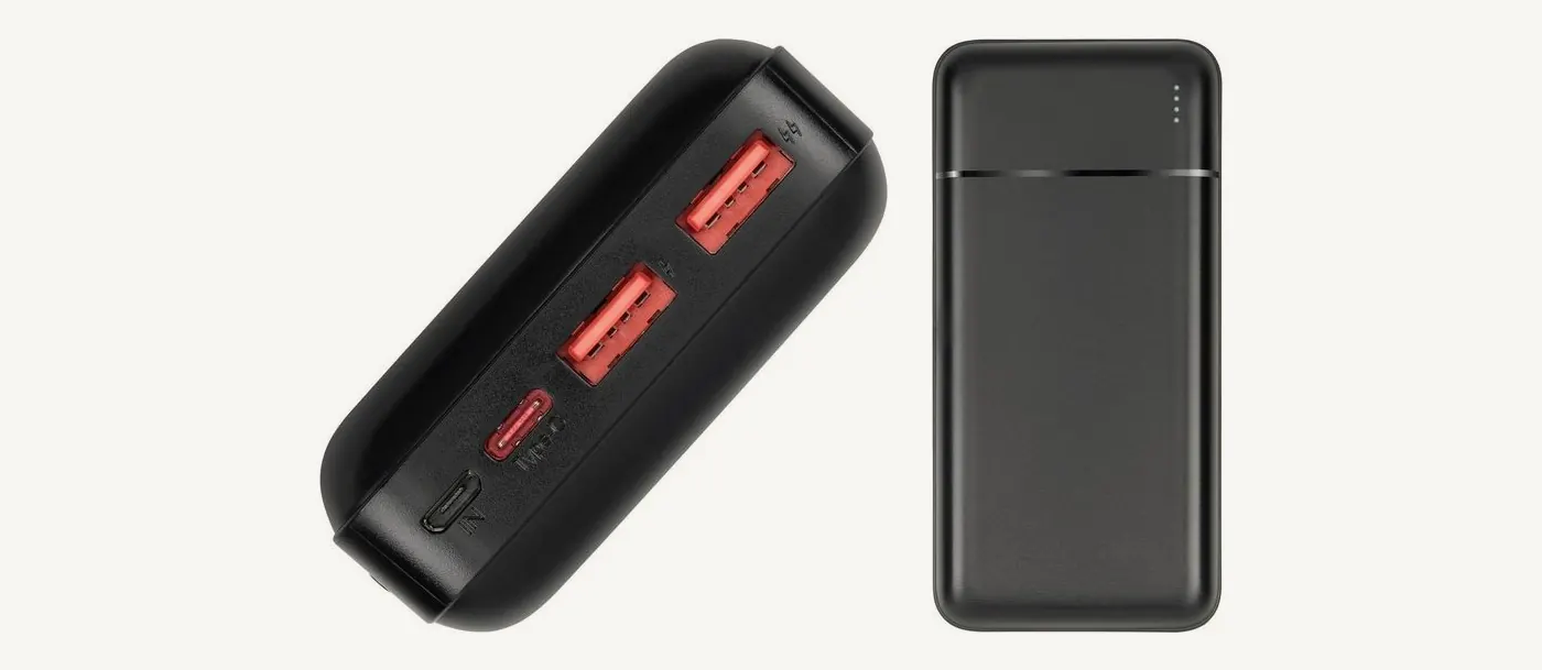 Tranche de la batterie Rivacase VA2102 : entrée micro-USB, port USB-C et deux ports USB-A rouges ; face avant avec ses quatre voyants