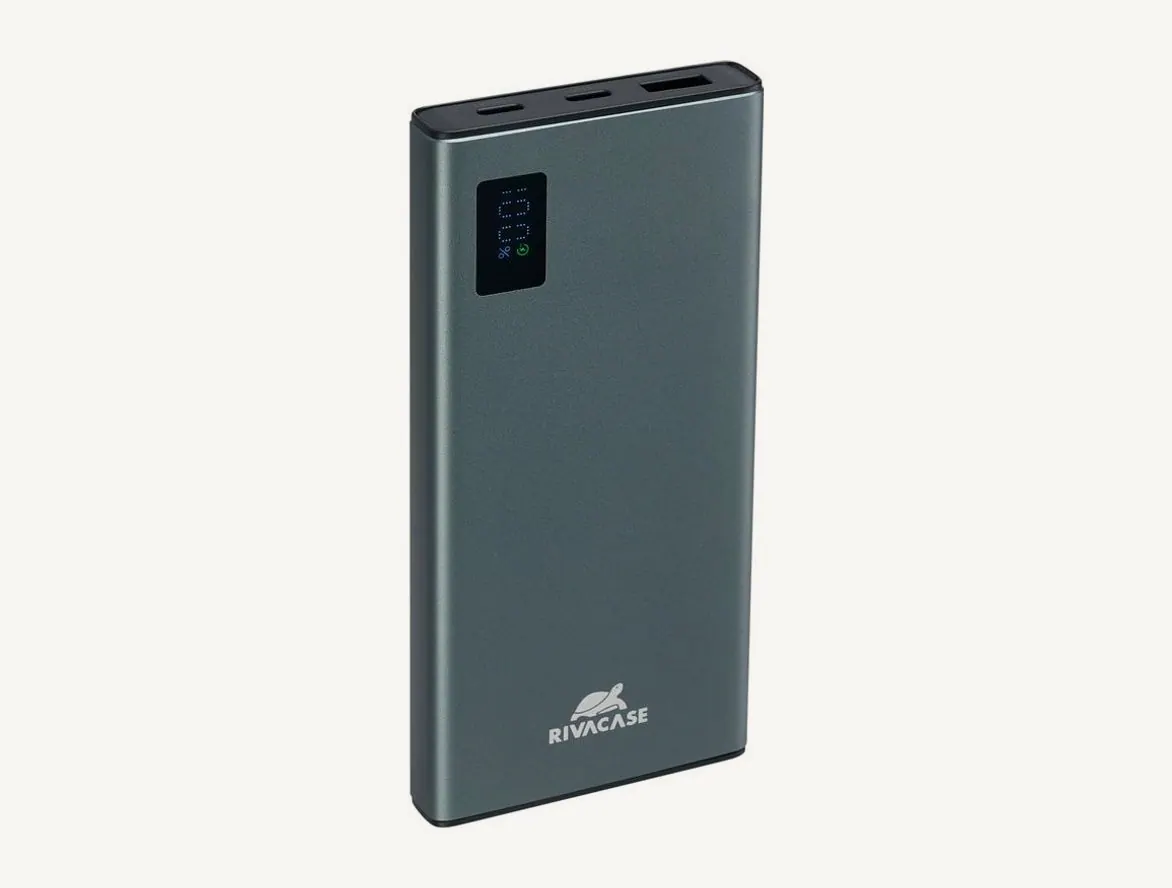 Batterie externe Rivacase VA1021 en métal gris vue de trois quarts, écran LCD en façade